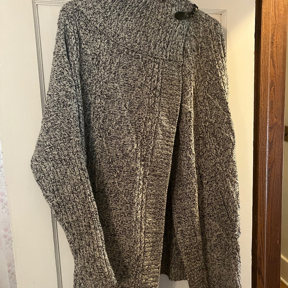 Women's single clasp cardigan sweater